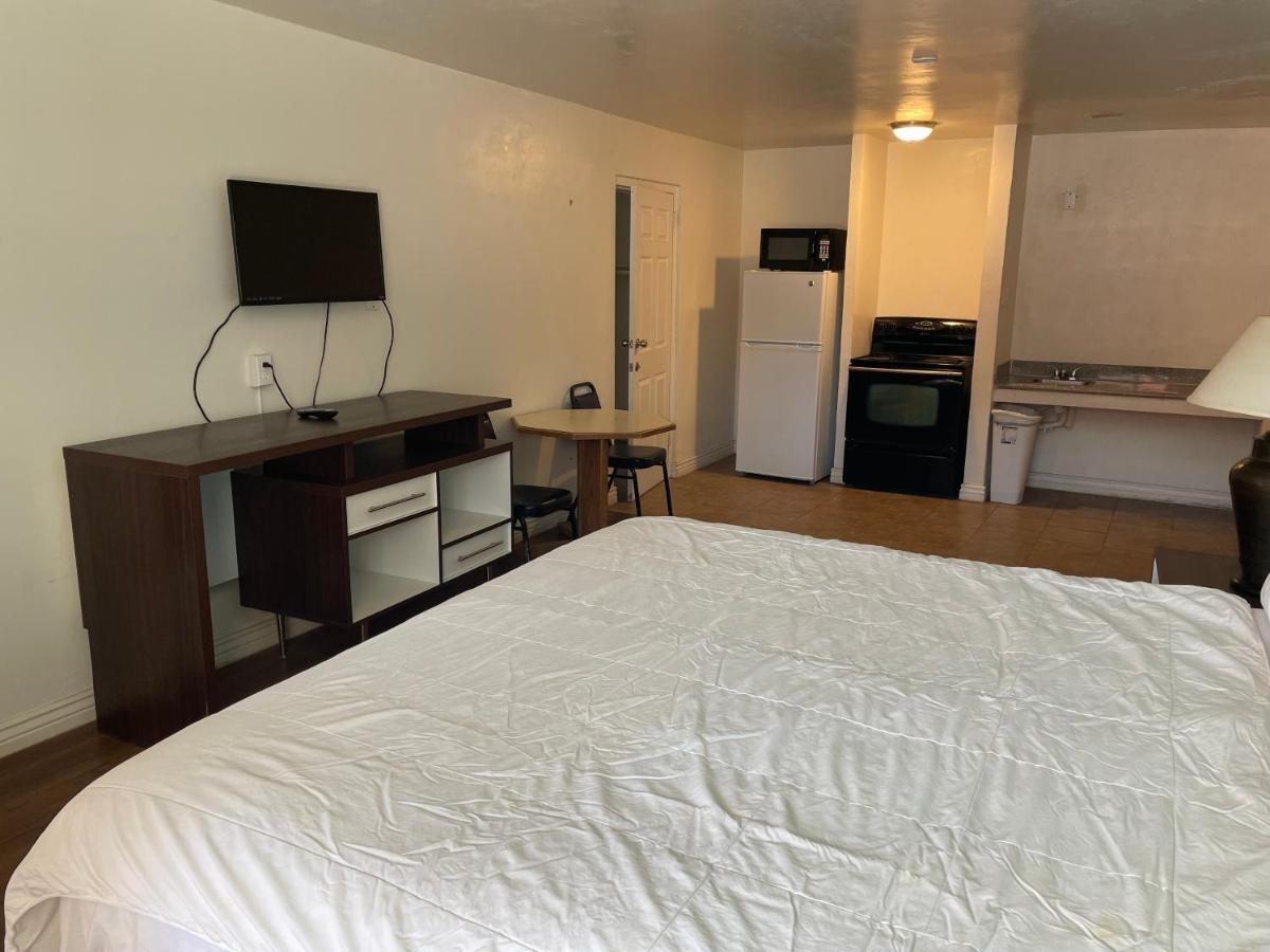 B&J Hotel And Apartments 페이커스 외부 사진