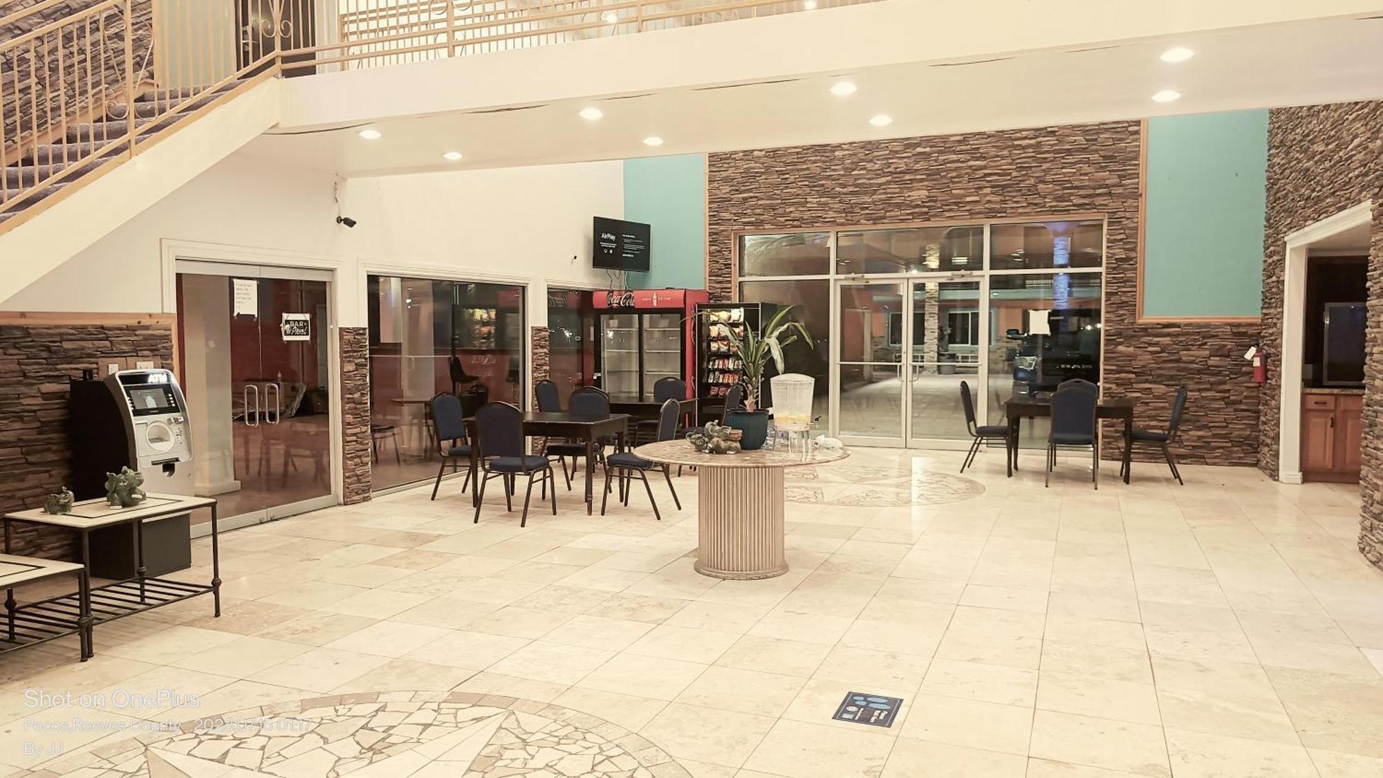 B&J Hotel And Apartments 페이커스 외부 사진