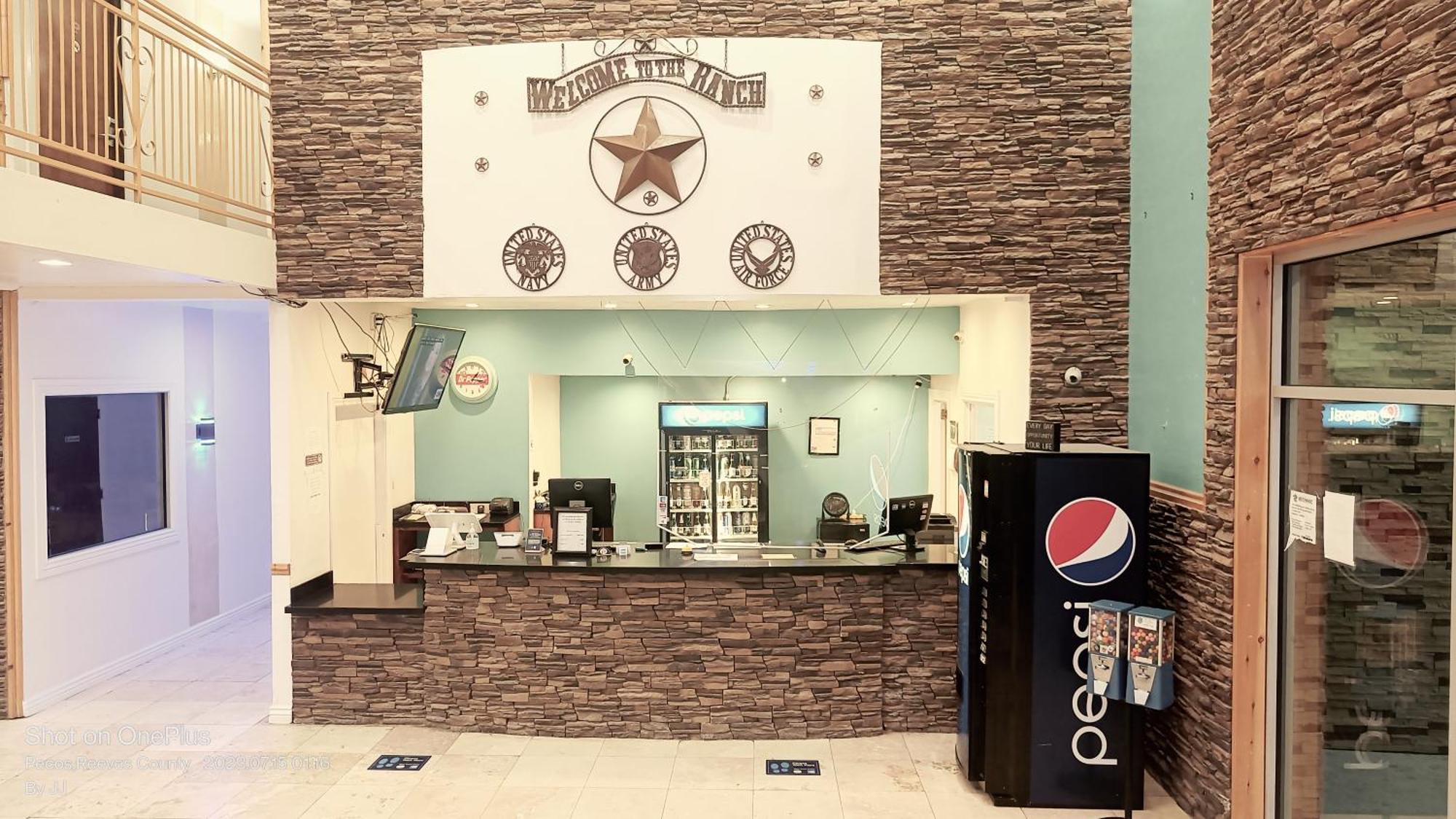 B&J Hotel And Apartments 페이커스 외부 사진