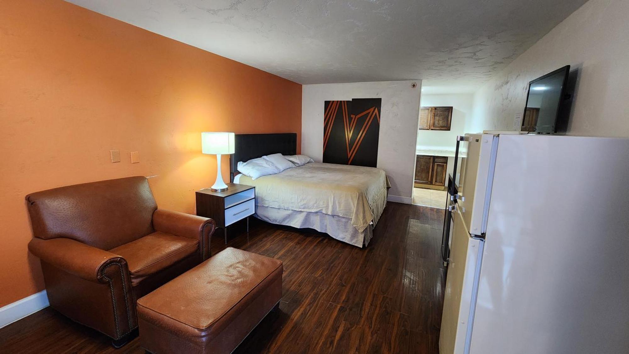 B&J Hotel And Apartments 페이커스 외부 사진